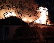 На Київщині палаючу лікарню гасили понад вісім годин (фото)