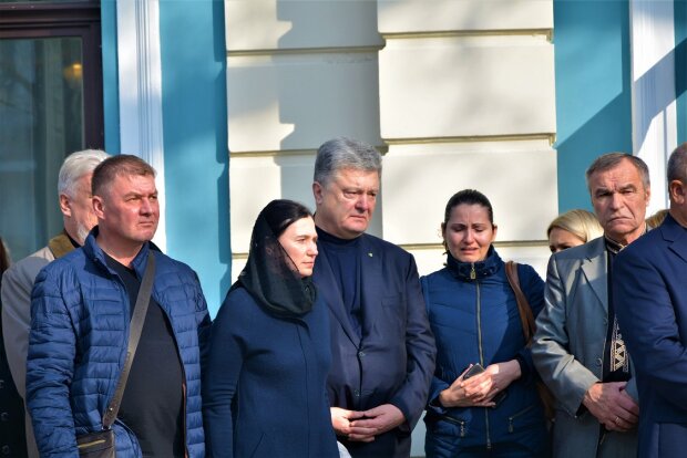 У центрі Києва плакав Петро Порошенко 