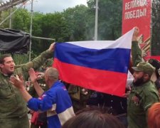 Активісти схопили викладача, який побив українку за прапор