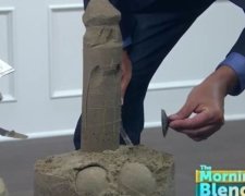 Репортер в прямом эфире случайно сделал из песка неприличную скульптуру