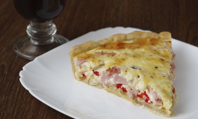 Пиріг з сиром і шинкою: універсальний рецепт