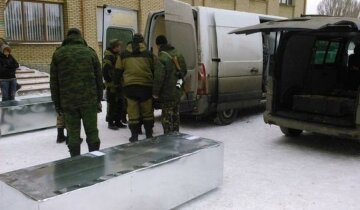 Убитых боевиков отправляют домой в ящиках из-под снарядов
