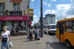 Маленькі українки показали майстер-клас ледачим комунальникам — збирають сміття, не боячись забруднити руки