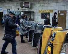 Гопники "привітали" київське метро з Днем вчителя: кадри кричущого свавілля