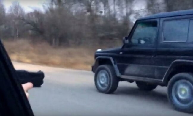 Львівські поліцейські вчаться зупиняти машини за допомогою зброї (відео)