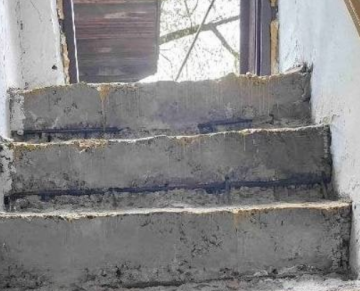 Небезпечні сходи у підвал дитсадка. Фото батьків