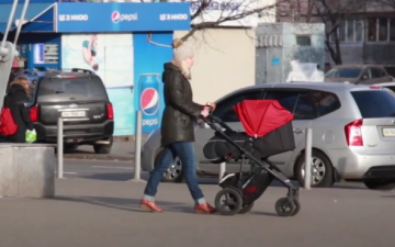 Украинка с ребенком. Фото: скрин youtube