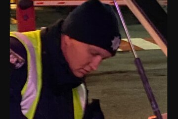 Поліцейські "розносять хворобу" в новорічні свята, забуваючи про маски - все заради штрафів за примарні порушення