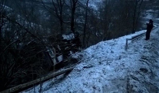 Переполненный автобус слетел в обрыв на Закарпатье