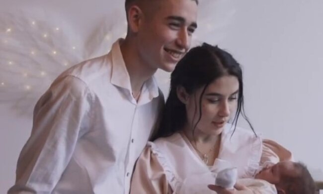 Роман Сасанчин з дружиною та донькою. Фото: Instagram