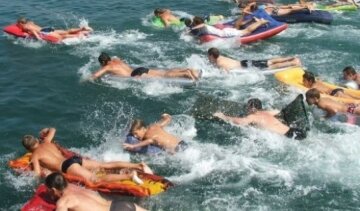 Вітер зробив нелегалами півтори тисячі людей на гумових матрацах