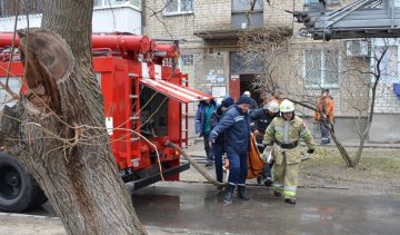 Пожежник упіймав погорілицю, що летіла з балкону