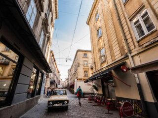 Оставленные владельцами авто во Львове, фото: youtube
