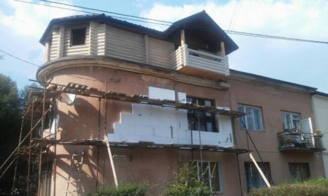 Франковец построил себе терем на крыше двухэтажки (фото)