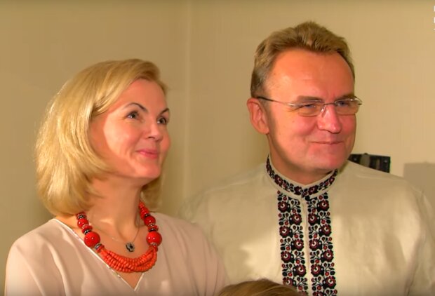 Андрей Садовый с женой, скрин с видео
