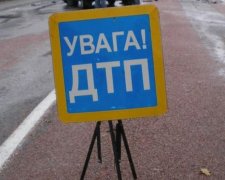 На трасі під Києвом автомобіль на смерть збив трьох людей