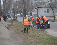 "Це Борщага, крихітко": київські комунальники мітлою гнали місцевих наркоманів