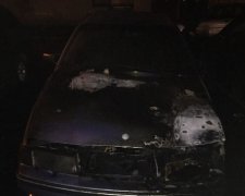 Два автомобиля сгорели на столичной Оболони