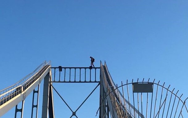 Трое детей залезли на Южный мост ради лайков: снимали спасатели, - дома ждет ремень