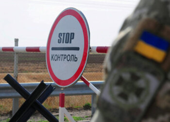 Виїзд за кордон з відстрочкою: чоловіки на кордоні