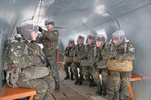 Бойцы 95-й отдельной аэромобильной бригады