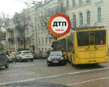 Lexus посеред дороги: господареві життя влаштували самосуд