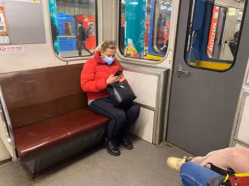Мобільний телефон, українці, метро, фото: Знай.ua