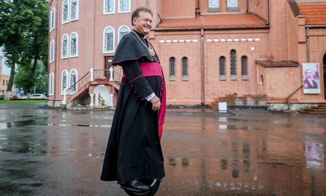 Священник, который отправится в паломничество на моноколесі