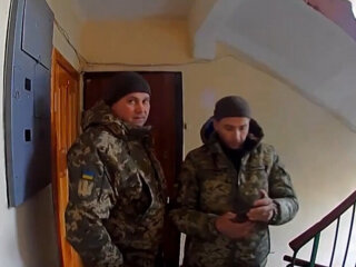 ТЦК біля дверей. Фото: скріншот відео Цензор