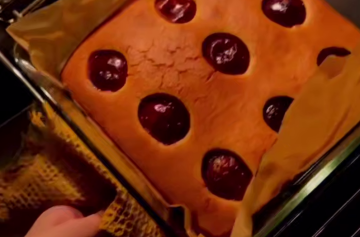 Манник со сливами, кадр из видео