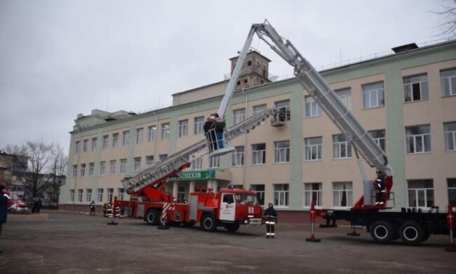 Сотні дітей намагаються врятувати із "газової камери" у школі: подробиці