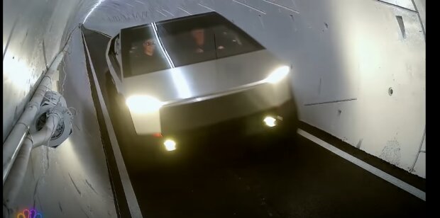 Tesla Cybertruck в туннеле HyperLoop, скриншот