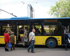 У Вінниці пенсіонерка випала з тролейбуса, ніхто не допоміг: медики рятують життя