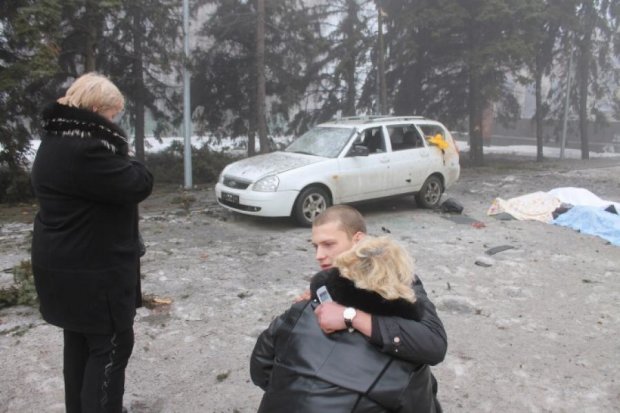 В Донецке снова обстреляли троллейбус - есть жертвы
