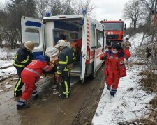 Харьковские медики два километра несли больного к застрявшей в грязи скорой: герои носят халаты