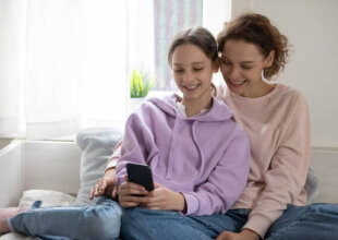 Мама и подросток с телефоном: фото из свободных источников