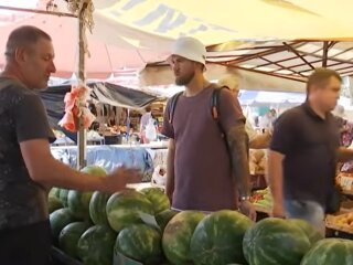 Кавуни на ринку, кадр з відео