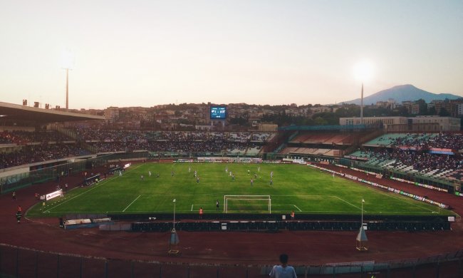 Неизвестные в балаклавах похитили футболиста посреди матча: видео