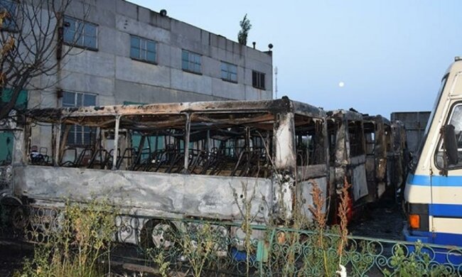 У Миколаєві спалили шість автобусів