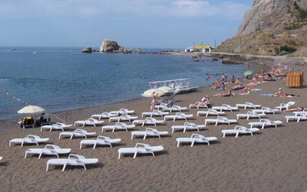 "Бриллиантовые" крымские пляжи побили антирекорд посещаемости: фото