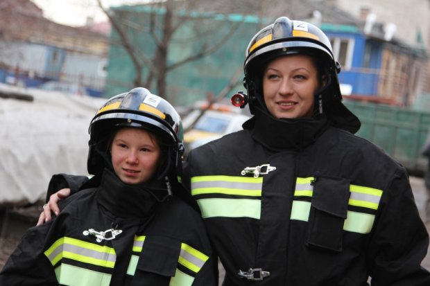 Рятувальниця, пожежна, прес-офіцерка: влада зробила феміністкам приємно