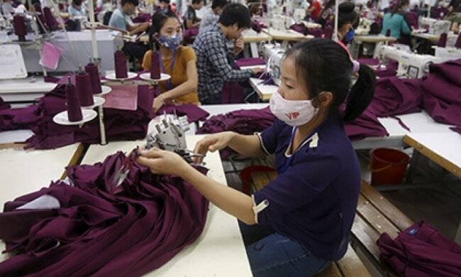 Adidas замінить китайців роботами