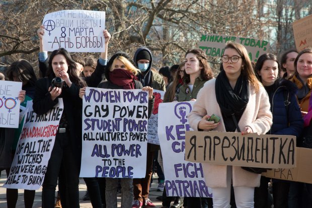 Центр Киева заполонили сотни женщин, есть арестованные