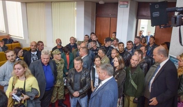 Депутати побилися з українськими військовими через гроші