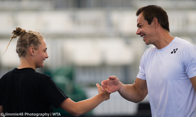 Даяна Ястремська з тренером, twitter.com/AdelaideTennis