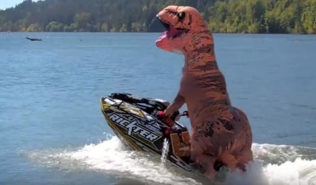Тираннозавр поразил зрителей трюками на водном мотоцикле