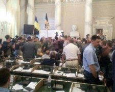 Появились кадры с захвата националистами Львовского облсовета