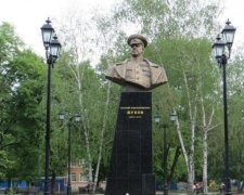 Радикалы передали привет Кернесу: в Харькове ночью повалили бюст маршала СССР