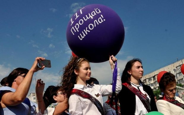 Марш у минуле: в мережі показали дно випускного по-кримськи