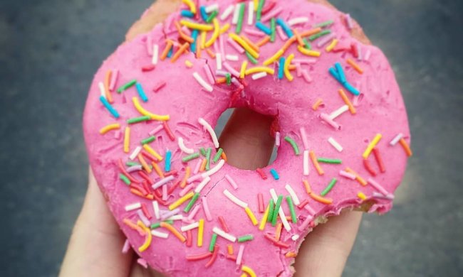 Улюблені пончики Гомера Сімпсона можна приготувати і вдома: очманілий рецепт